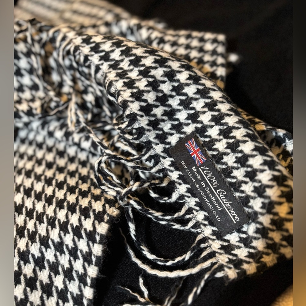 Scottish CASHMERE houndstooth SCARF excellent like new condition BLACK/WHITE